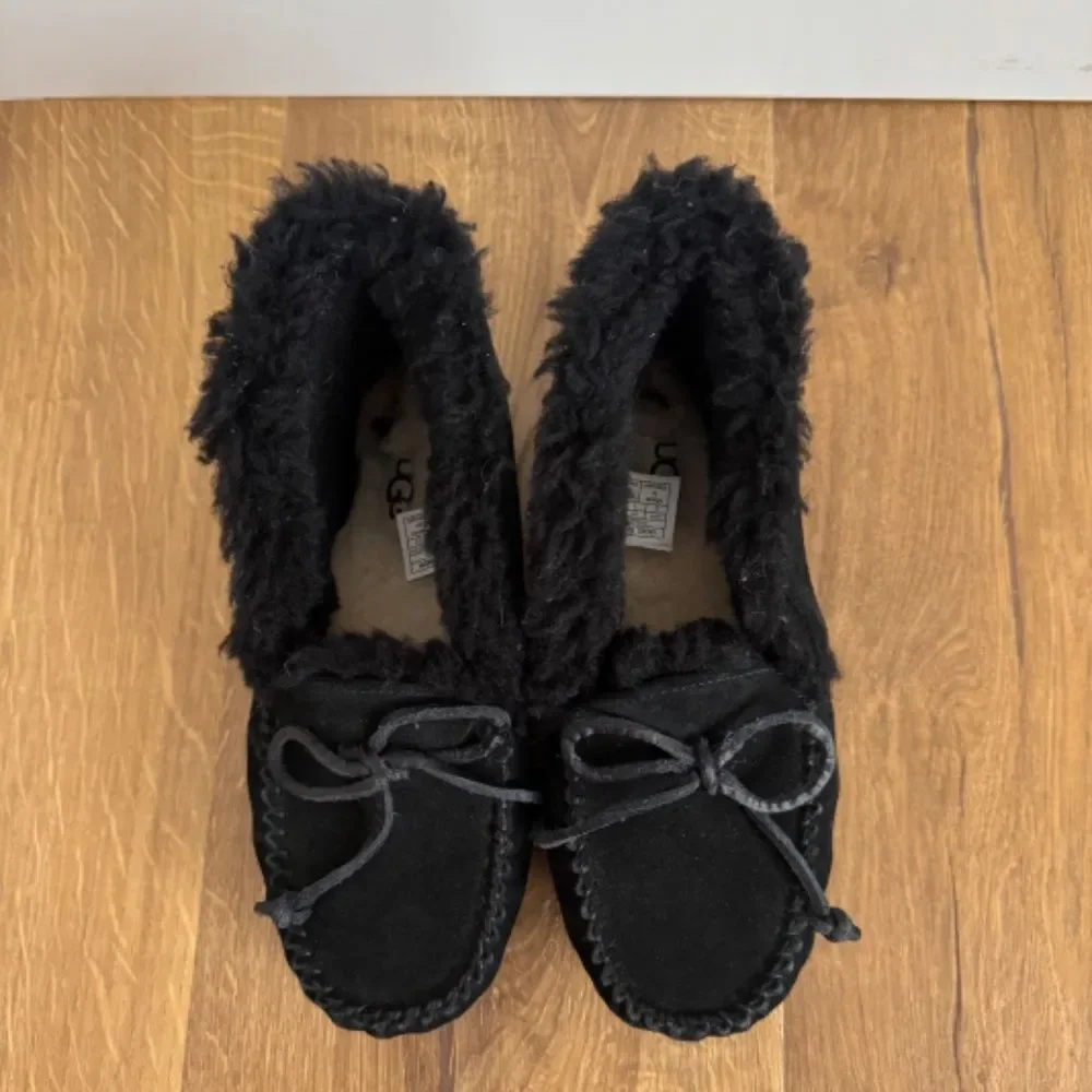UGG Alena Flip Cuff Mock Slipper - Black Suede & Sherpa | Size Kids 2